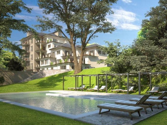 Großer Gemeinschaftspool (L-Form, unten 5 m Breite, oben 8 m, Gesamtlänge 15 m, Tiefe 1,40 m) mit Sonnenliegen und überdachten Pergolen