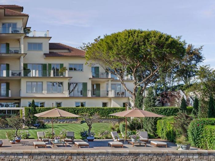 Eine große Gemeinschaftsterrasse mit Sitzmöglichkeiten und Seeblick