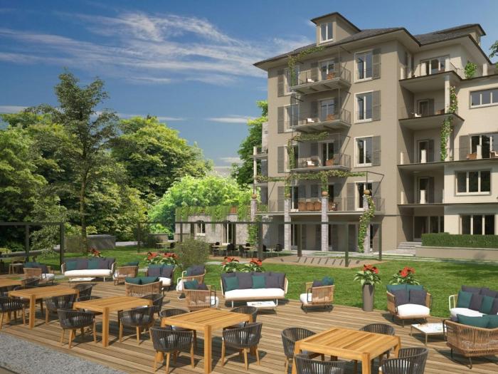 Große Gemeinschaftsterrasse mit Sitzmöglichkeiten und Seeblick