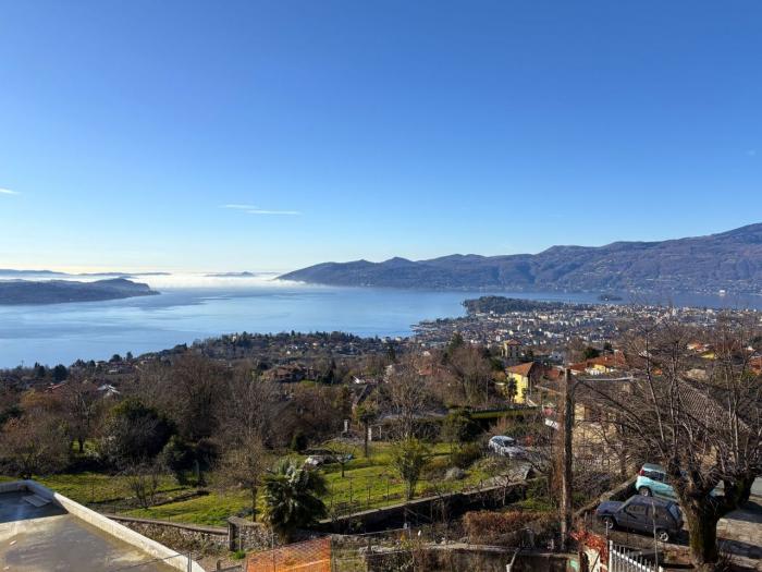 Traumhafter Panoramablick über Verbania, den Lago Maggiore und die umliegenden Berge