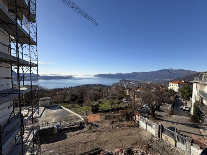Traumhafter Panoramablick über Verbania, den Lago Maggiore und die umliegenden Berge