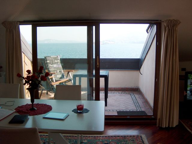 Wohnzimmer mit Ausgang auf den Balkon