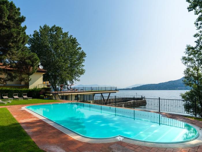 12 m x 6 m großer Pool mit Liegewiese direkt am Privatstrand