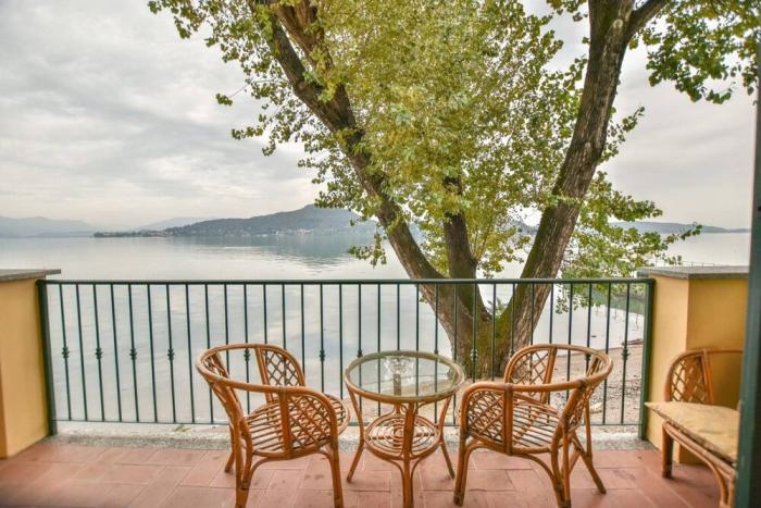 Ca. 17 m² großer Balkon mit traumhafter Sicht auf den See und die „Rocca di Angera“