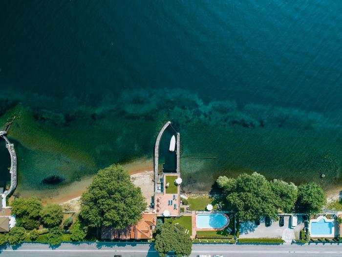 Kleine Residenz direkt am Privatstrand mit Bootshafen