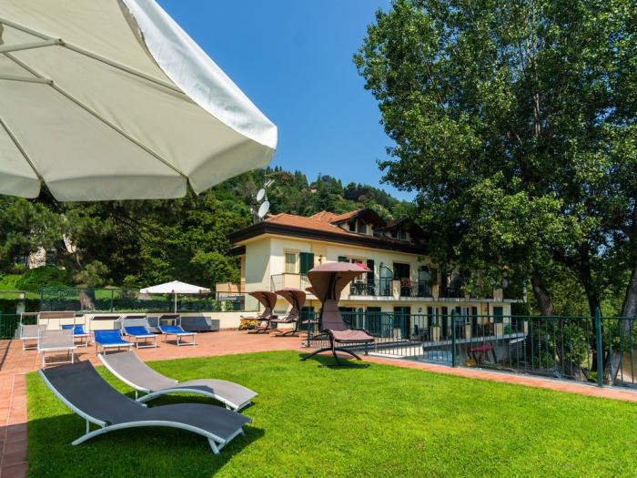 Hausansicht mit Pool direkt am Privatstrand