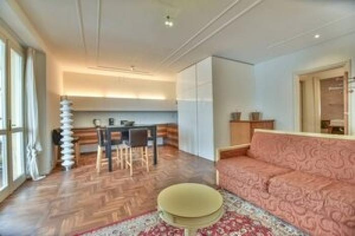 Wohn-/Esszimmer mit traumhafter Sicht auf den See und die „Rocca di Angera“ sowie Ausgang auf den Balkon