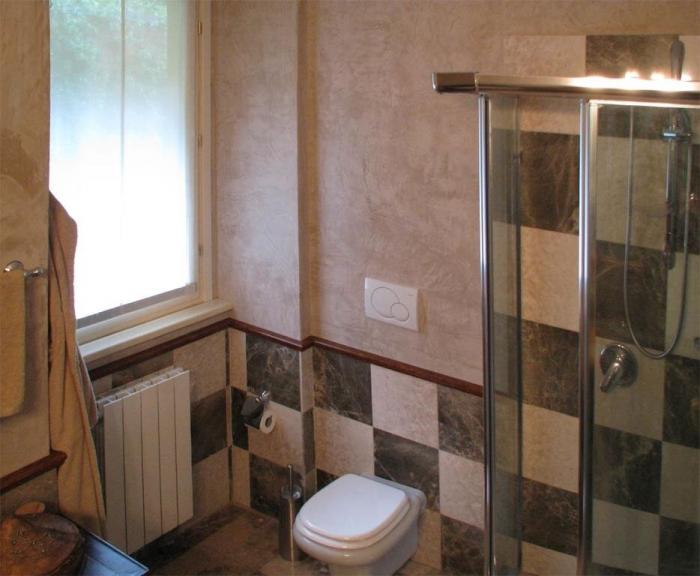 Freundliches Badezimmer mit Dusche, Bidet und Fenster