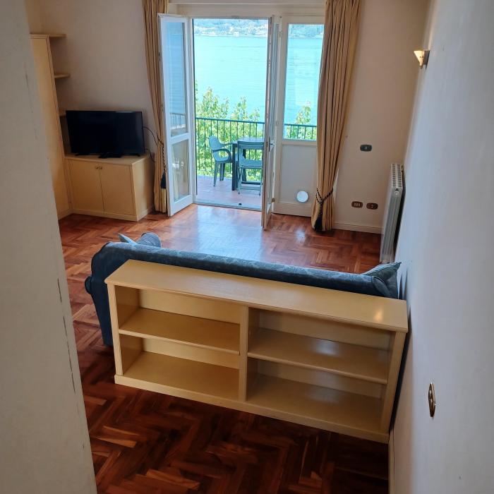 Wohn-/Esszimmer mit traumhafter Sicht auf den See und die „Rocca di Angera“ sowie Ausgang auf den Balkon