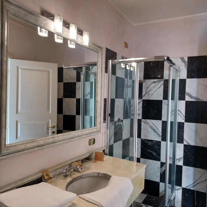 Freundliches Bad mit Dusche