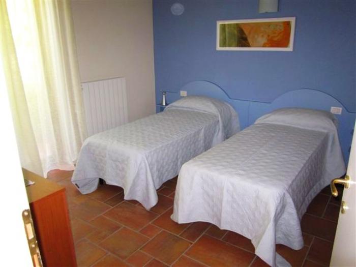 3-Zimmer-Eckwohnung mit ca. 72 m² Wfl. + 3 Panoramaterrassen von ca. 128 m² + kleiner Garten + ca. 22 m² Eckbalkon