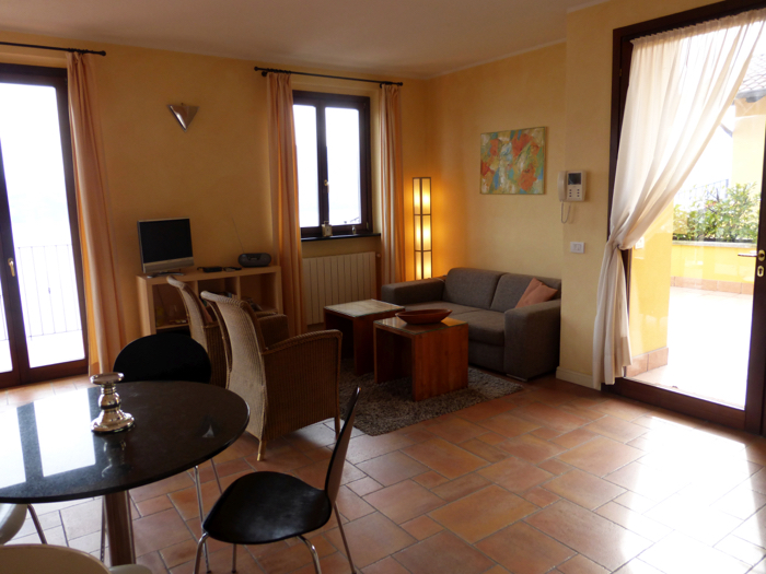 3-Zimmer-Eckwohnung mit ca. 72 m² Wfl. + 3 Panoramaterrassen von ca. 128 m² + kleiner Garten + ca. 22 m² Eckbalkon