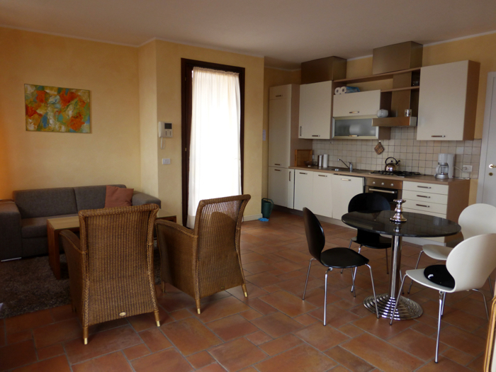 3-Zimmer-Eckwohnung mit ca. 72 m² Wfl. + 3 Panoramaterrassen von ca. 128 m² + kleiner Garten + ca. 22 m² Eckbalkon