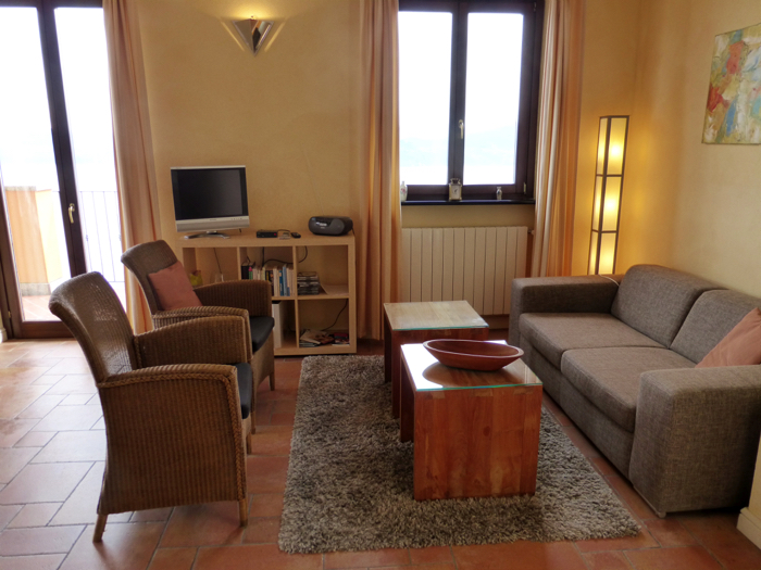 3-Zimmer-Eckwohnung mit ca. 72 m² Wfl. + 3 Panoramaterrassen von ca. 128 m² + kleiner Garten + ca. 22 m² Eckbalkon