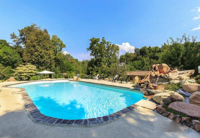 Ca. 15 m x 6 m großer Pool