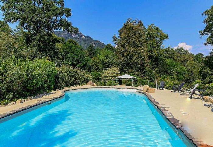 Ca. 15 m x 6 m großer Pool