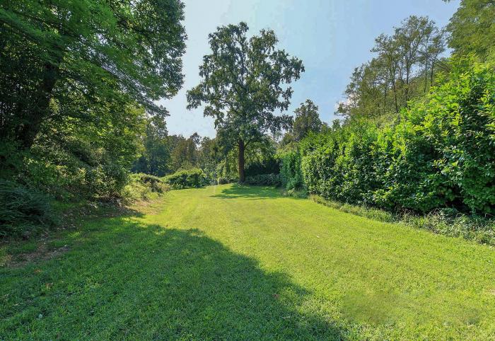 Ca. 10.000 m² großes Grundstück mit Tisch, Bänken und Barbecue sowie einem Pool