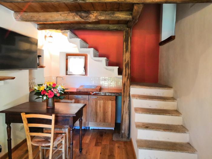 2-Zimmer-Turmrustico „Roccolo“ im ehemaligen Jagdhäuschen in idyllischer Alleinlage mit ca. 58 m² Wohnfläche und Traumseesicht