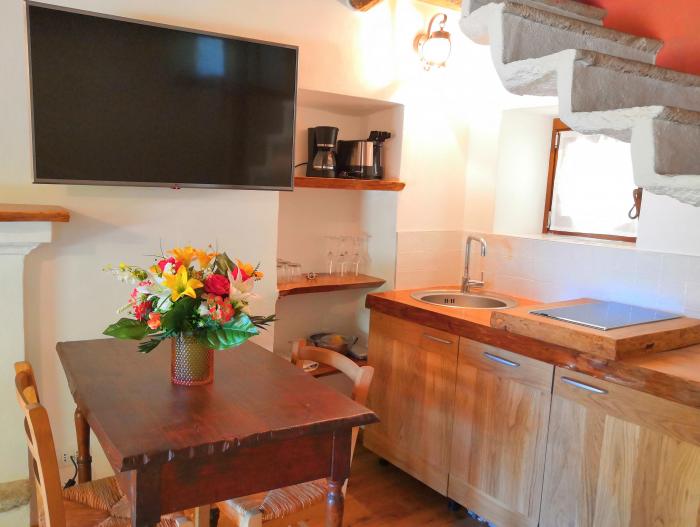 2-Zimmer-Turmrustico „Roccolo“ im ehemaligen Jagdhäuschen in idyllischer Alleinlage mit ca. 58 m² Wohnfläche und Traumseesicht