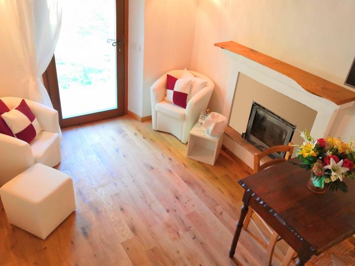 2-Zimmer-Turmrustico „Roccolo“ im ehemaligen Jagdhäuschen in idyllischer Alleinlage mit ca. 58 m² Wohnfläche und Traumseesicht