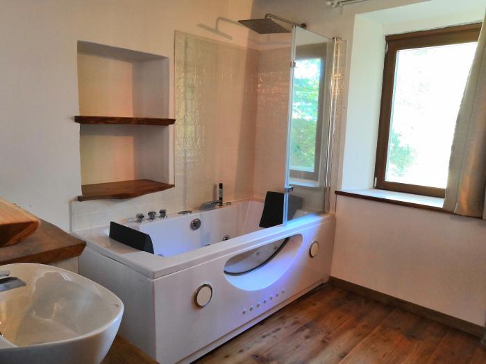 2-Zimmer-Turmrustico „Roccolo“ im ehemaligen Jagdhäuschen in idyllischer Alleinlage mit ca. 58 m² Wohnfläche und Traumseesicht