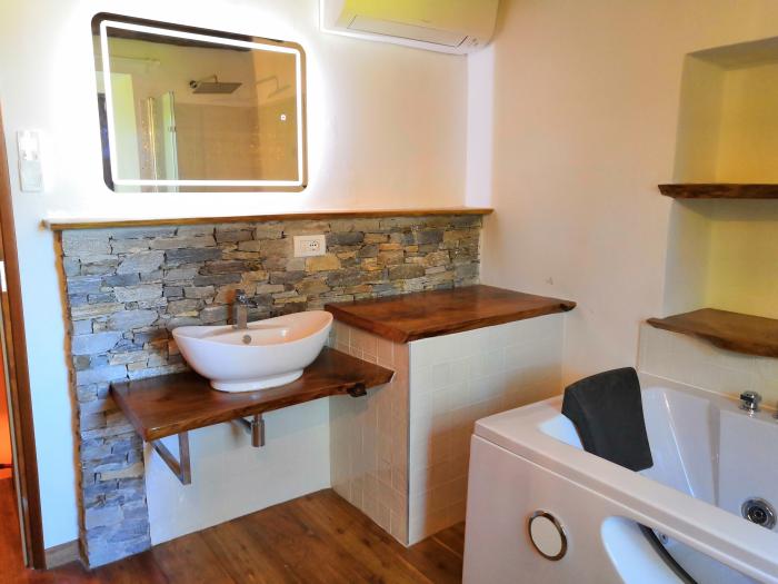 2-Zimmer-Turmrustico „Roccolo“ im ehemaligen Jagdhäuschen in idyllischer Alleinlage mit ca. 58 m² Wohnfläche und Traumseesicht