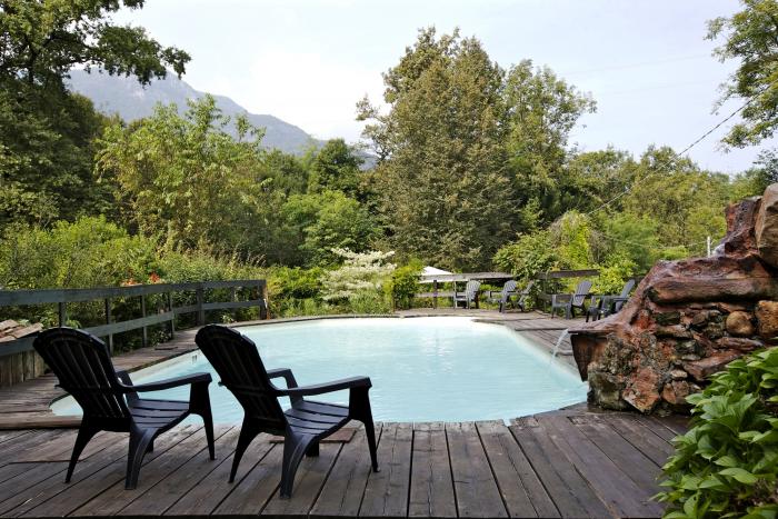 Ca. 15 m x 6 m großer Pool