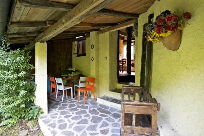 Ca. 10 m² große, überdachte Terrasse mit Blick auf die beiden Bachläufe - Wohnung G