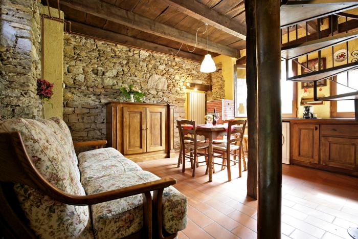 Gut ausgestattete Wohnküche mit 4-Flammen-Gasherd - Wohnung G