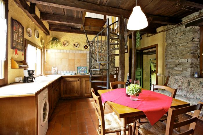 Gut ausgestattete Wohnküche mit 4-Flammen-Gasherd - Wohnung G