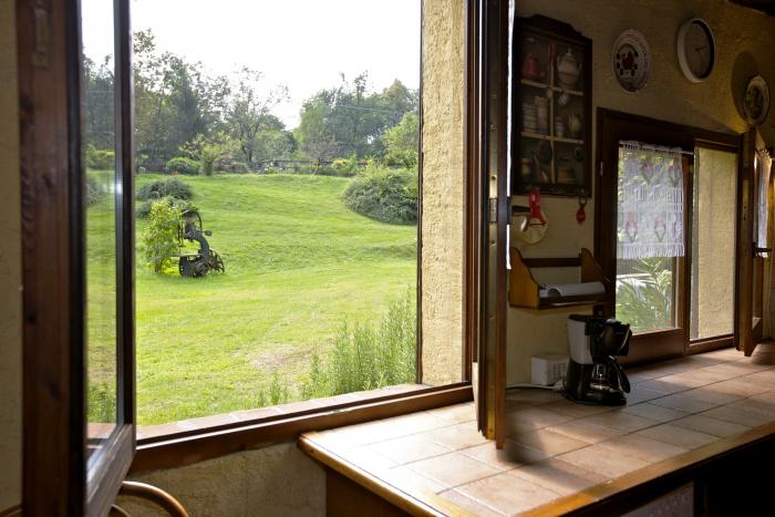 Gut ausgestattete Wohnküche mit 4-Flammen-Gasherd - Wohnung G