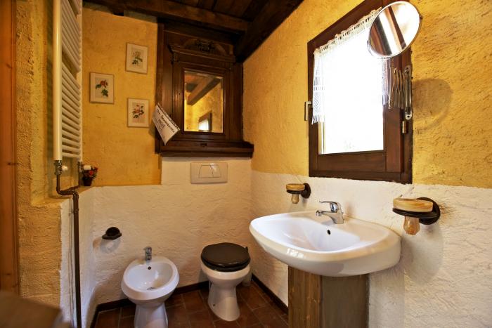Freundliches Bad en suite mit Dusche, Bidet und Fenster mit Blick auf den Fluss - Wohnung G