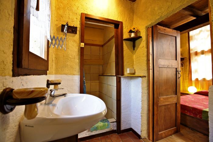 Freundliches Bad en suite mit Dusche, Bidet und Fenster mit Blick auf den Fluss - Wohnung G