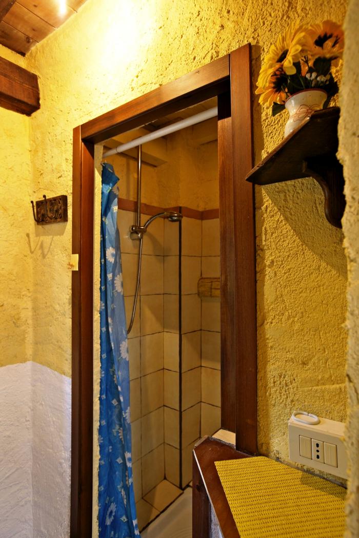 Freundliches Bad en suite mit Dusche, Bidet und Fenster mit Blick auf den Fluss - Wohnung G