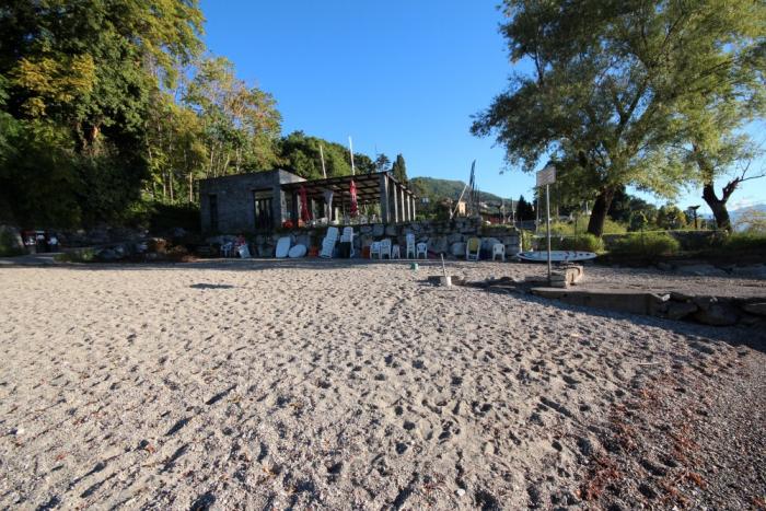 In ca. 400 m Entfernung liegt ein öffentlicher Strand mit Snack-Bar