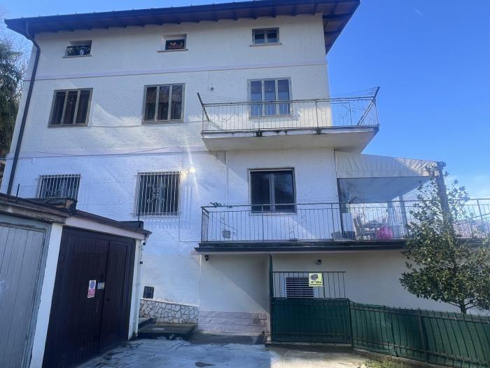 Hausansicht mit Garage