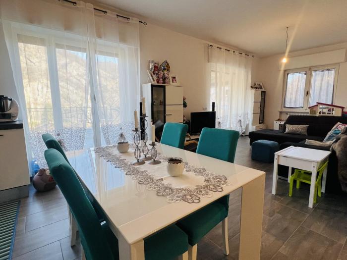 Lichtdurchflutetes großes Wohnzimmer mit Traumseesicht und Ausgang auf die Veranda und die Terrasse