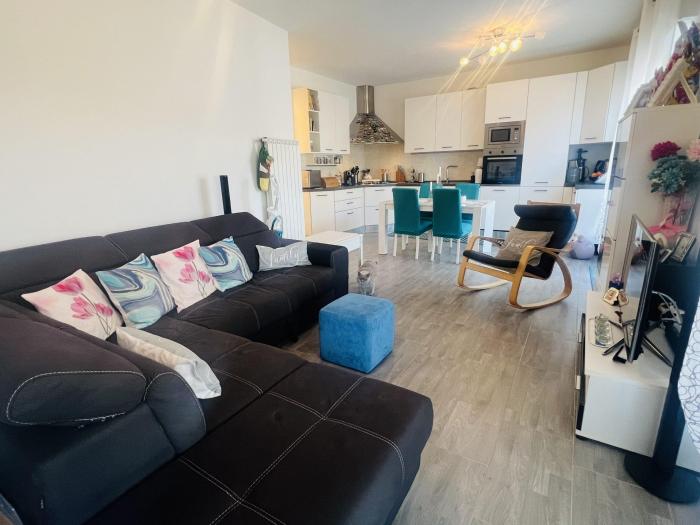 Hochwertige offene Wohnküche (Einbauküche) mit Ausgang auf die Veranda und die Terrasse