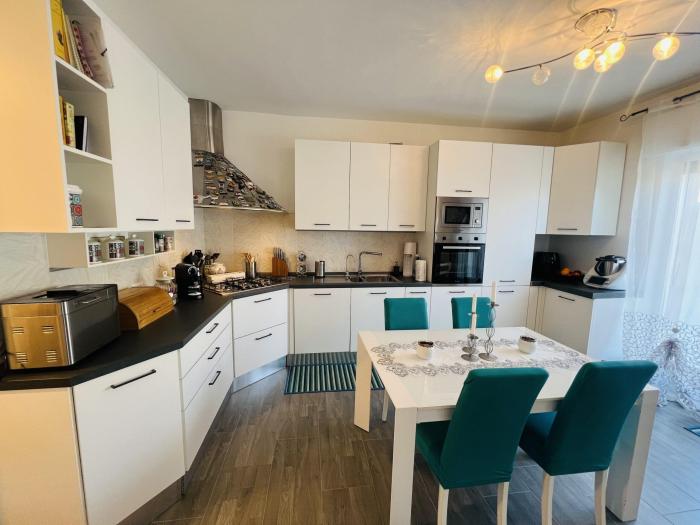 Hochwertige offene Wohnküche (Einbauküche) mit Ausgang auf die Veranda und die Terrasse