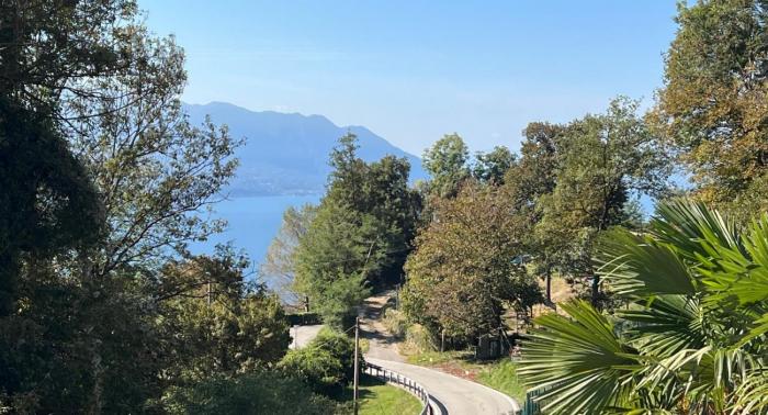 Großzügiger Sonnenbalkon mit Teilseesicht