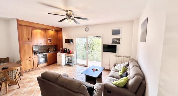 Heller Wohn-/Essbereich mit Zugang zum Sonnenbalkon