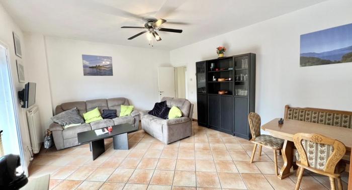 Lichtdurchfluteter Wohn- und Essbereich mit Balkonausgang