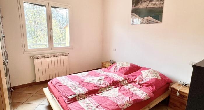 Schlafzimmer mit Doppelbett und Blick ins Grüne