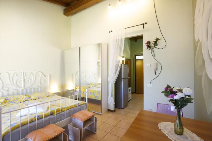 1-Zimmer-Wohnung „Il Giardino delle Camelie“ mit ca. 40 m² Wohnfläche und zwei Balkonen mit Traumseesicht.