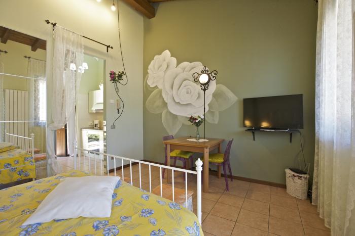 1-Zimmer-Wohnung „Il Giardino delle Camelie“ mit ca. 40 m² Wohnfläche und zwei Balkonen mit Traumseesicht.