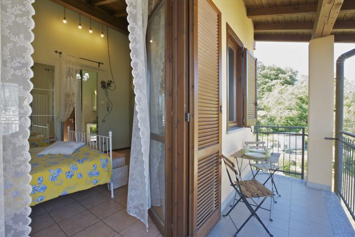 1-Zimmer-Wohnung „Il Giardino delle Camelie“ mit ca. 40 m² Wohnfläche und zwei Balkonen mit Traumseesicht.