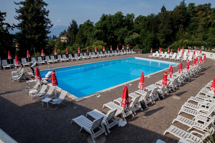 Gepflegter, ca. 25 m x ca. 12 m großer Pool