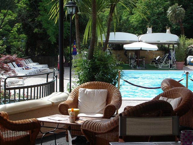 Gepflegter, ca. 25 m x ca. 12 m großer Pool