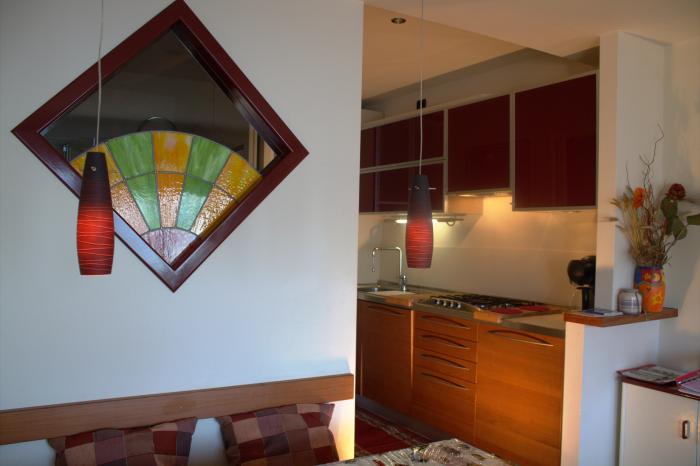 Gut ausgestattete Küchenzeile mit Geschirrspül- und Waschmaschine