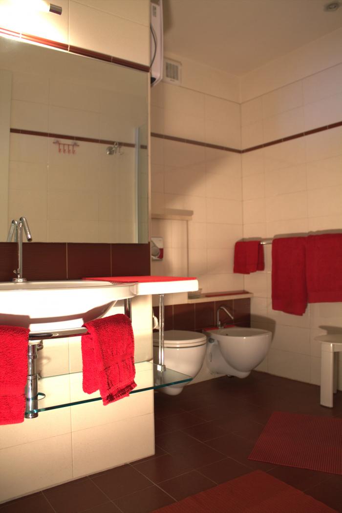 Freundliches Bad mit Dusche